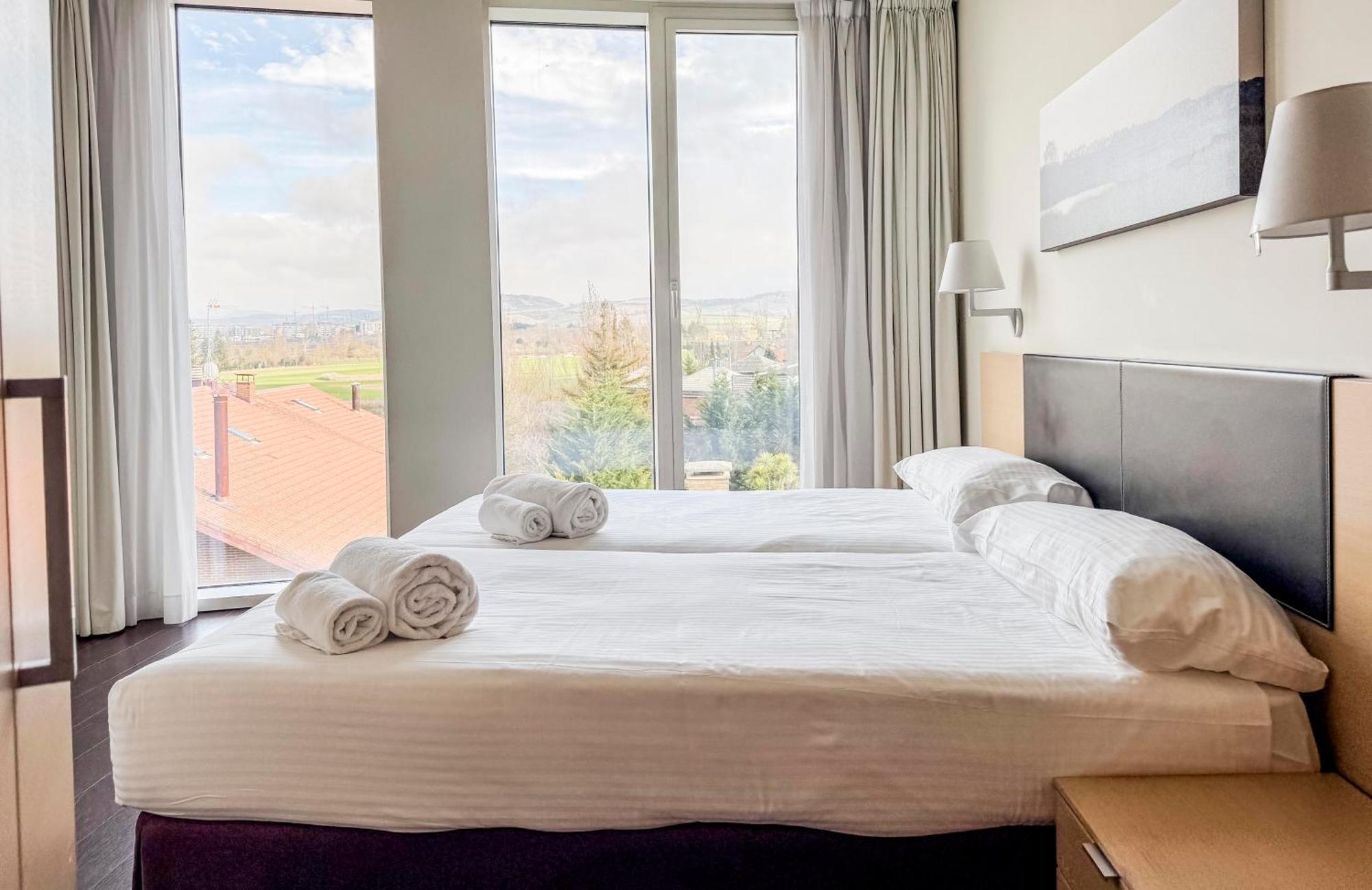 Hotel Jardines De Uleta Suites Витория-Гастейс Екстериор снимка