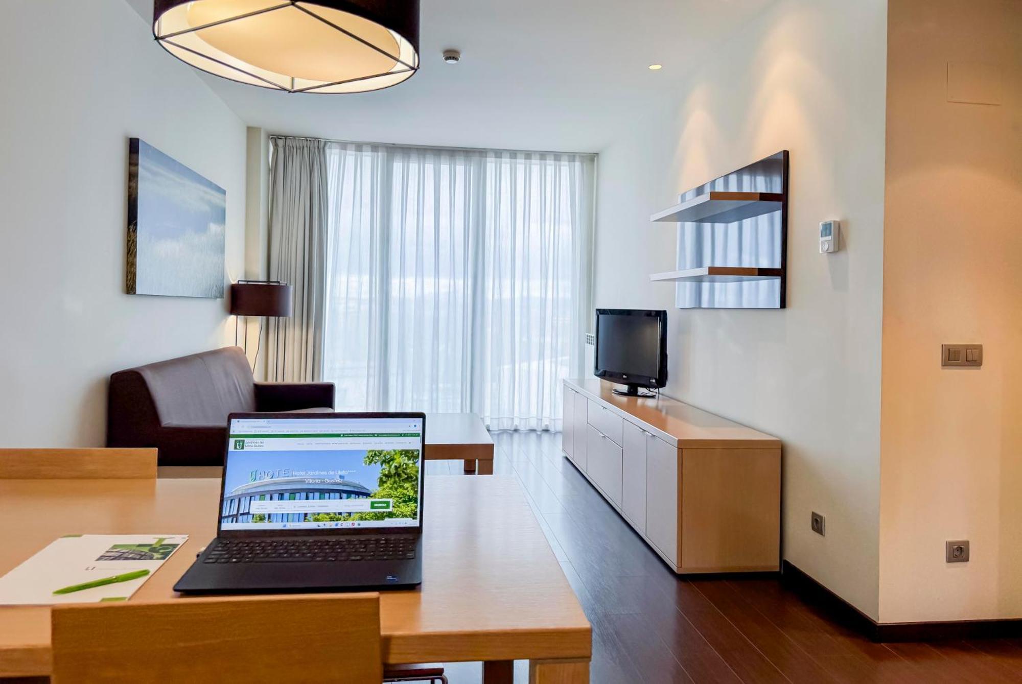 Hotel Jardines De Uleta Suites Витория-Гастейс Екстериор снимка