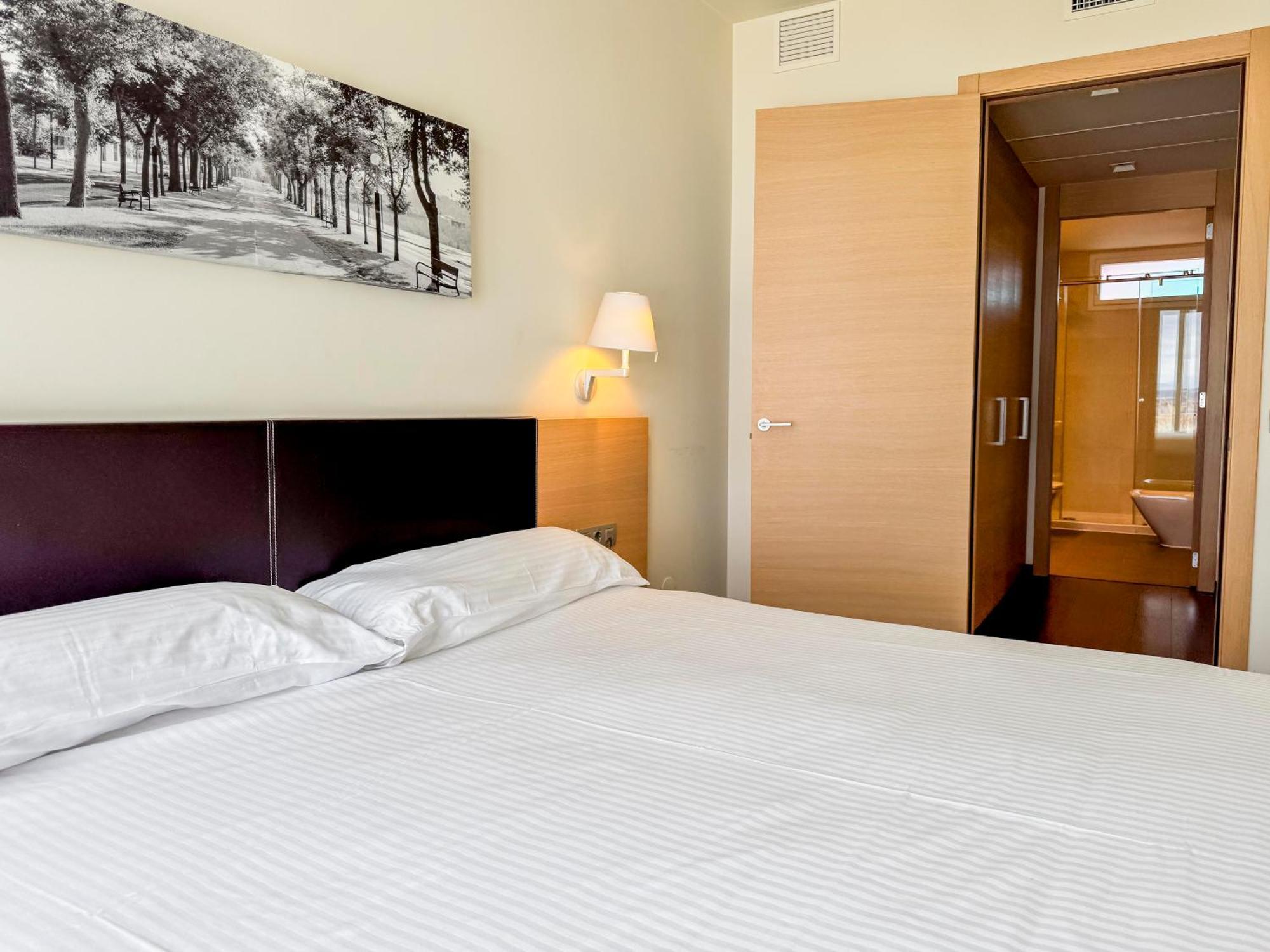 Hotel Jardines De Uleta Suites Витория-Гастейс Екстериор снимка