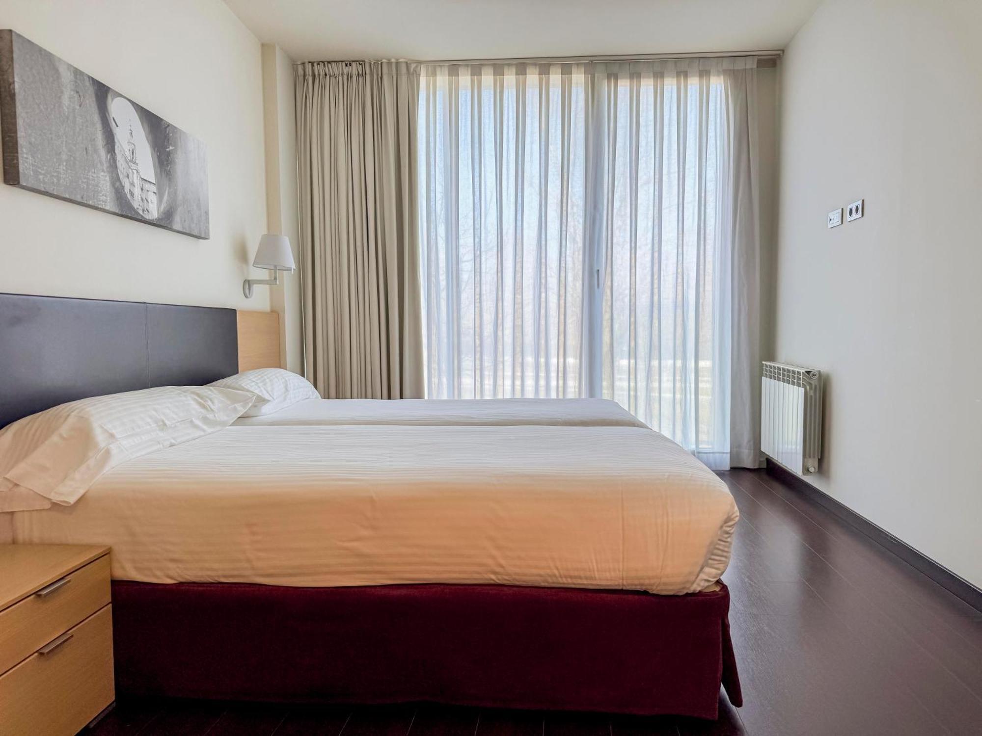 Hotel Jardines De Uleta Suites Витория-Гастейс Екстериор снимка