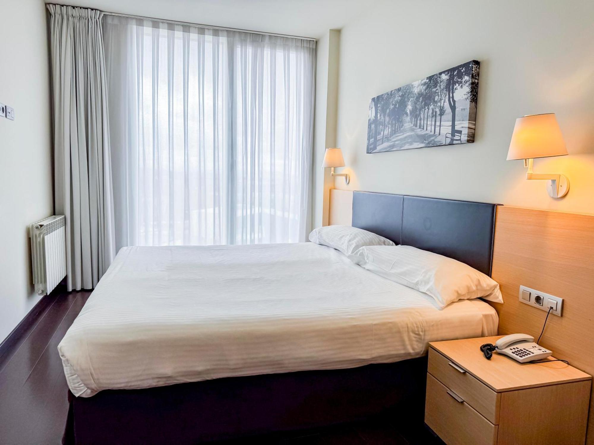Hotel Jardines De Uleta Suites Витория-Гастейс Екстериор снимка