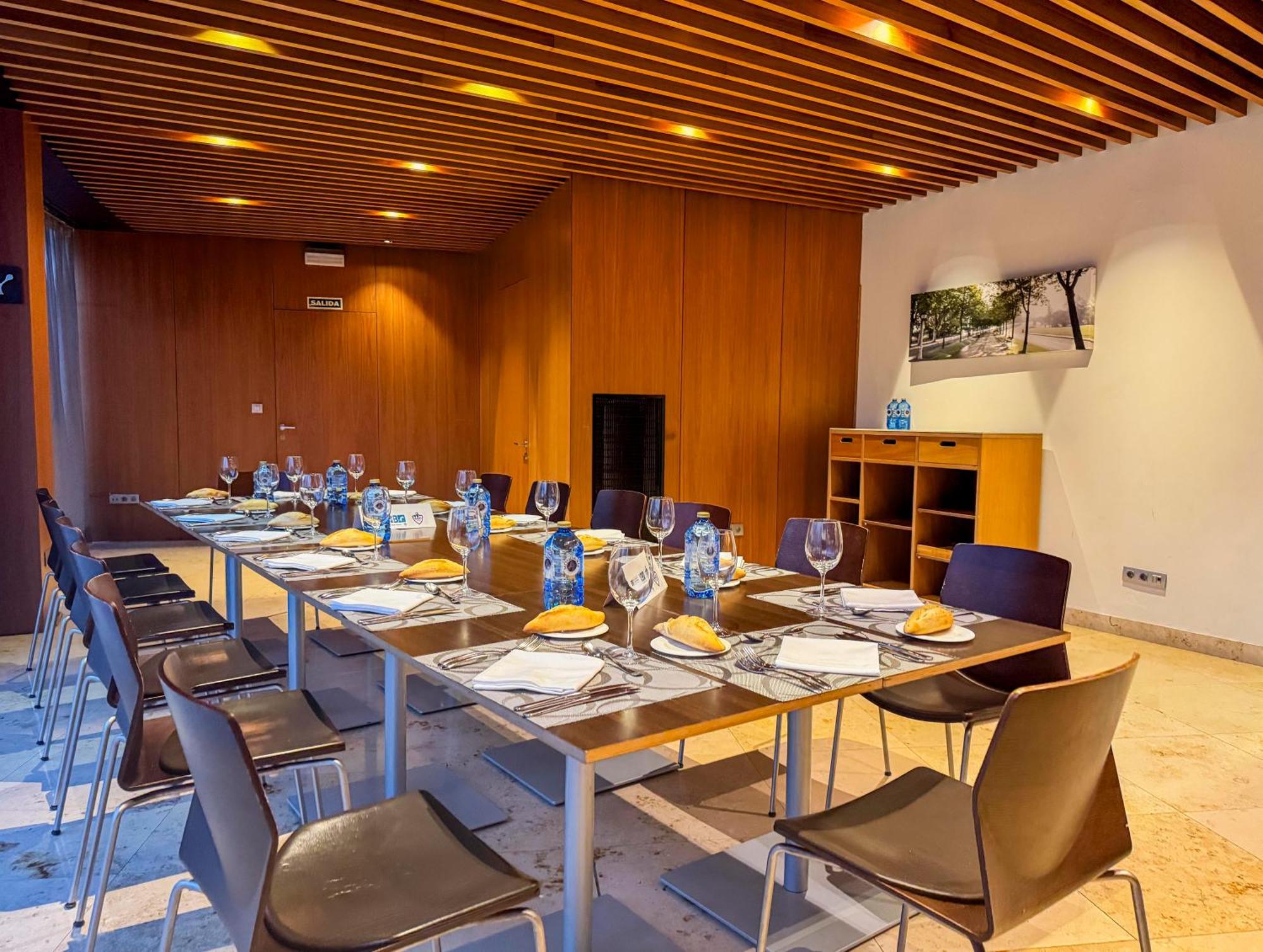 Hotel Jardines De Uleta Suites Витория-Гастейс Екстериор снимка