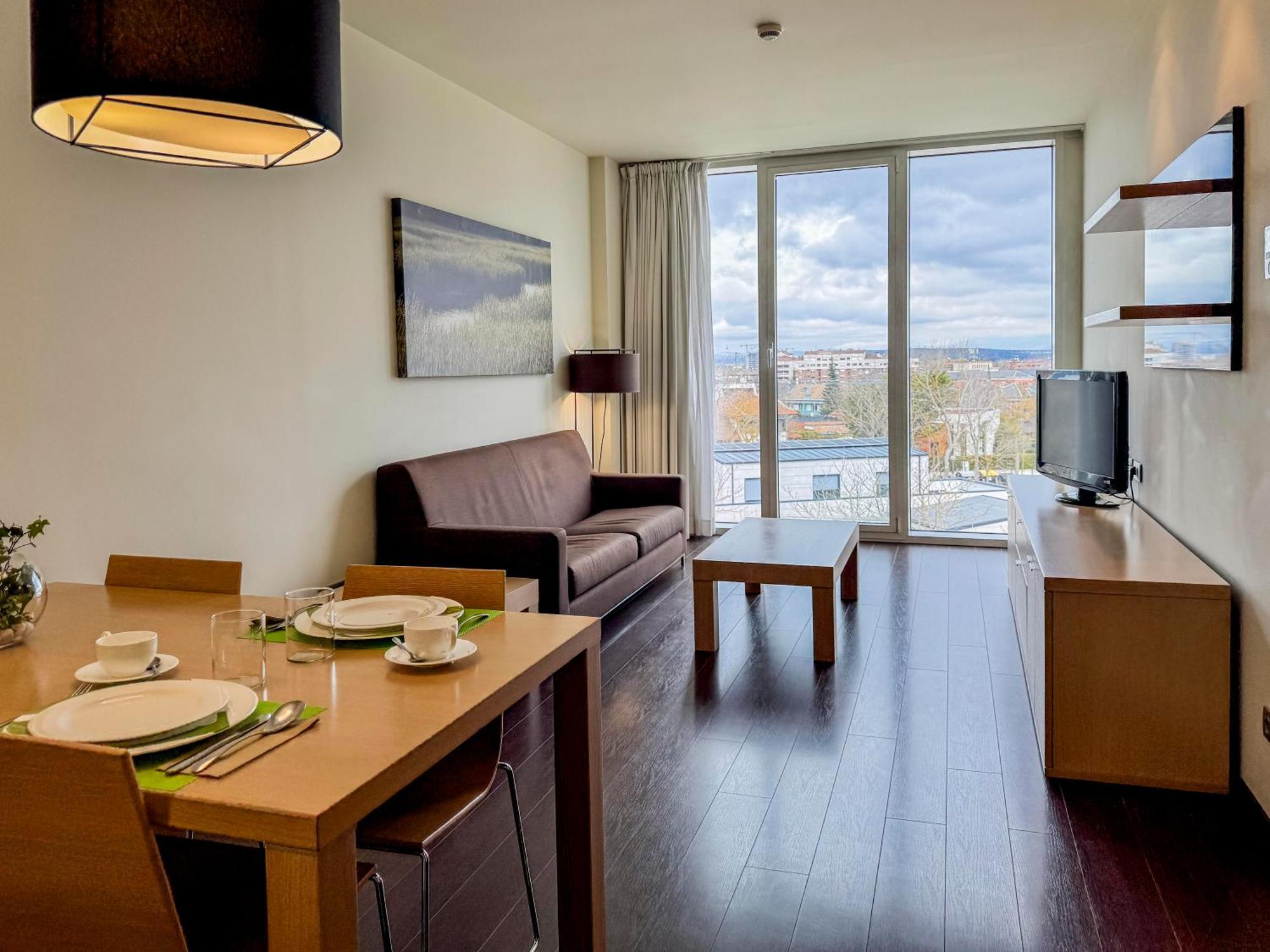 Hotel Jardines De Uleta Suites Витория-Гастейс Екстериор снимка